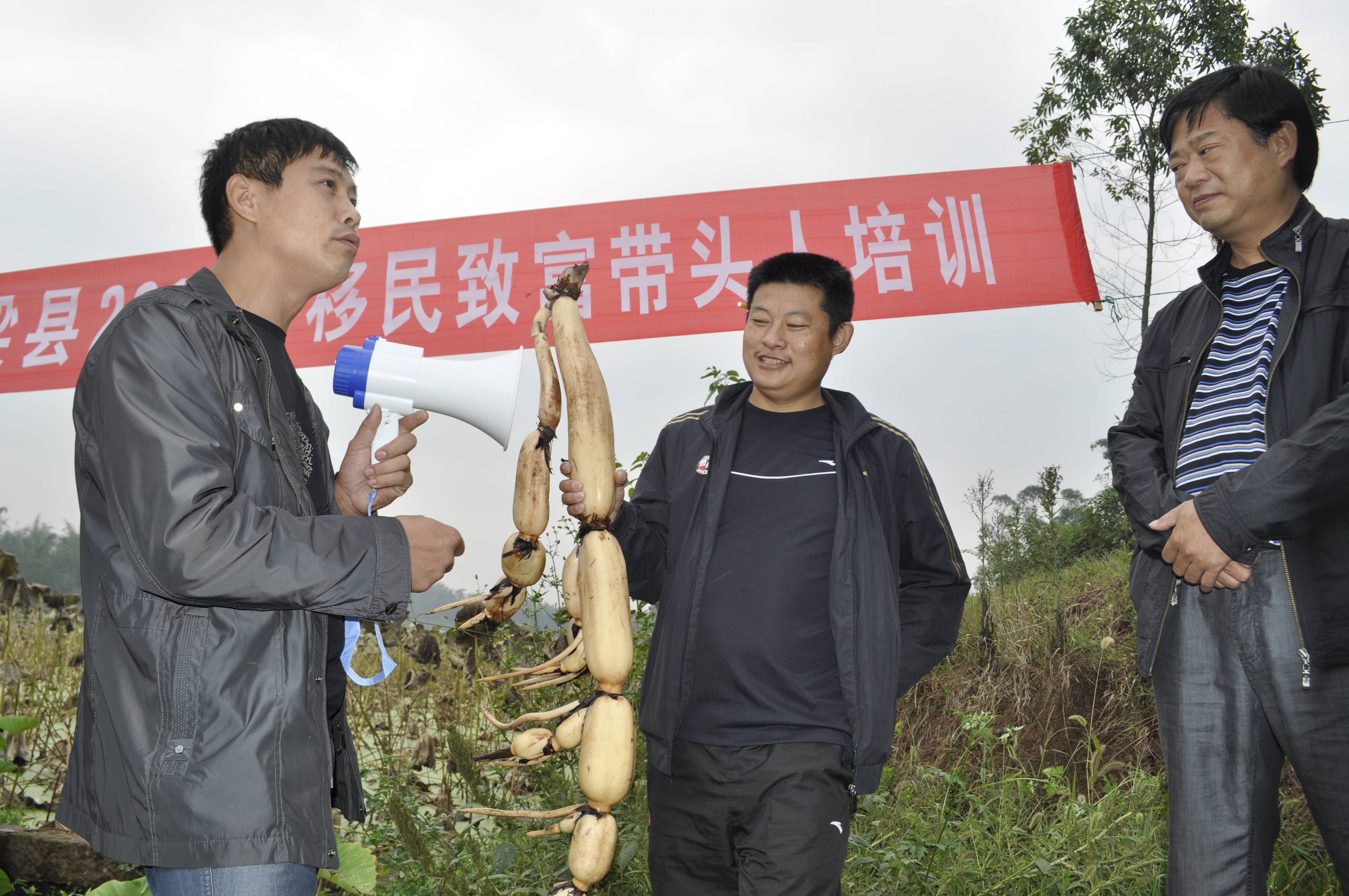 12.铜梁区移民蔡金云在移民致富带头人培训会上宣讲种藕技术.jpg