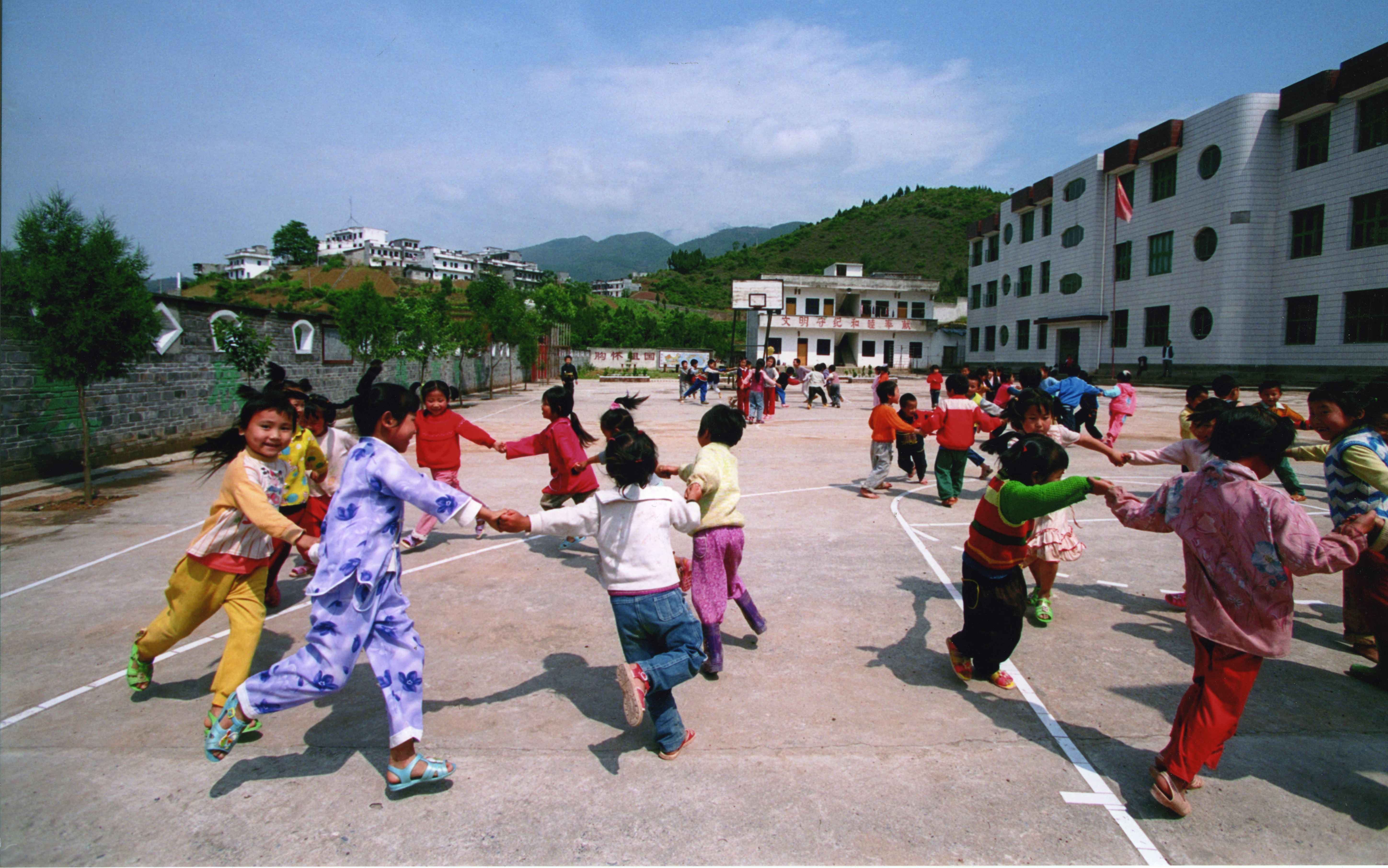 17.孩子们在新建成的巫山县大昌镇洋河小学欢快地玩耍.jpg