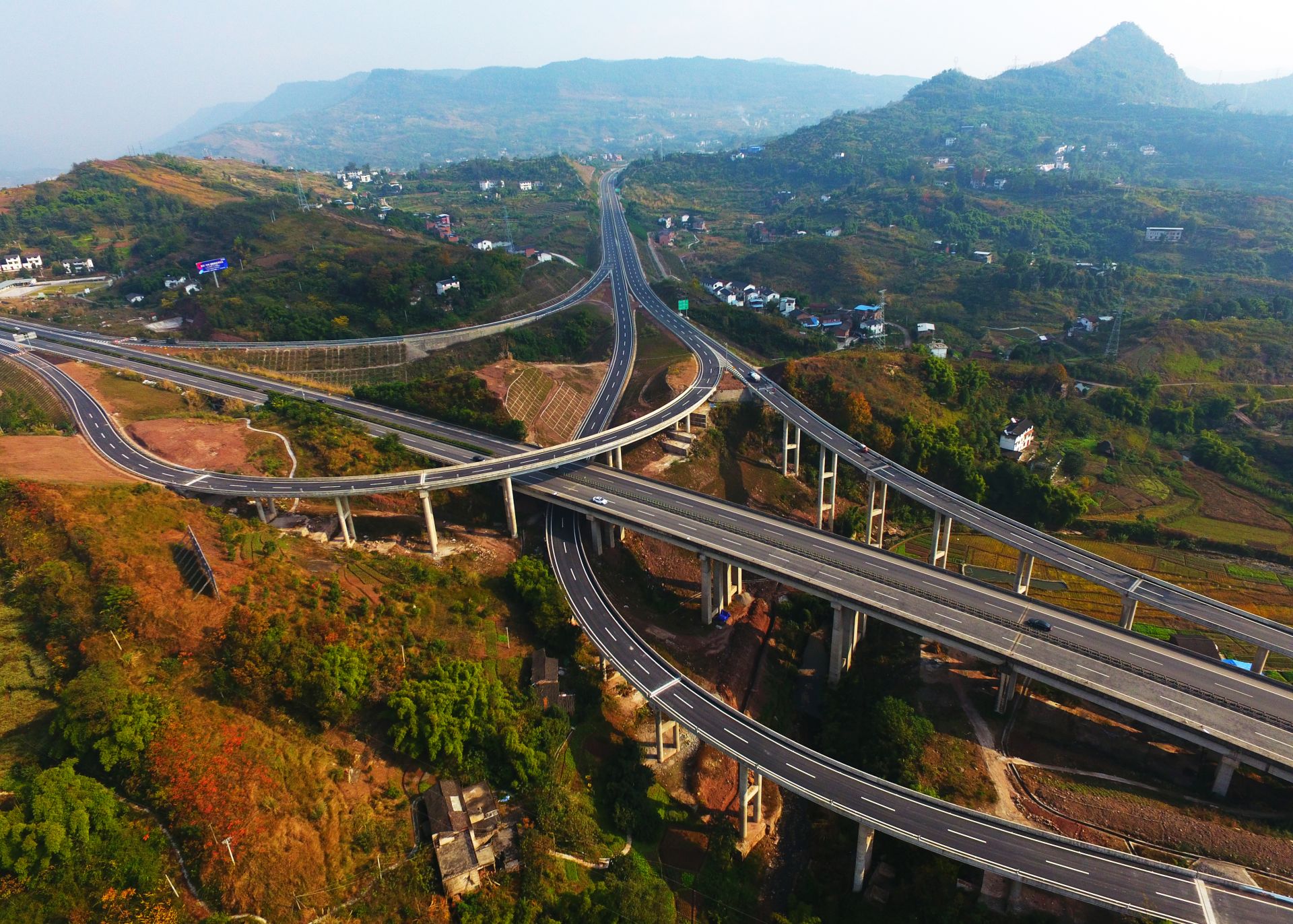 14.库区高速公路.jpg